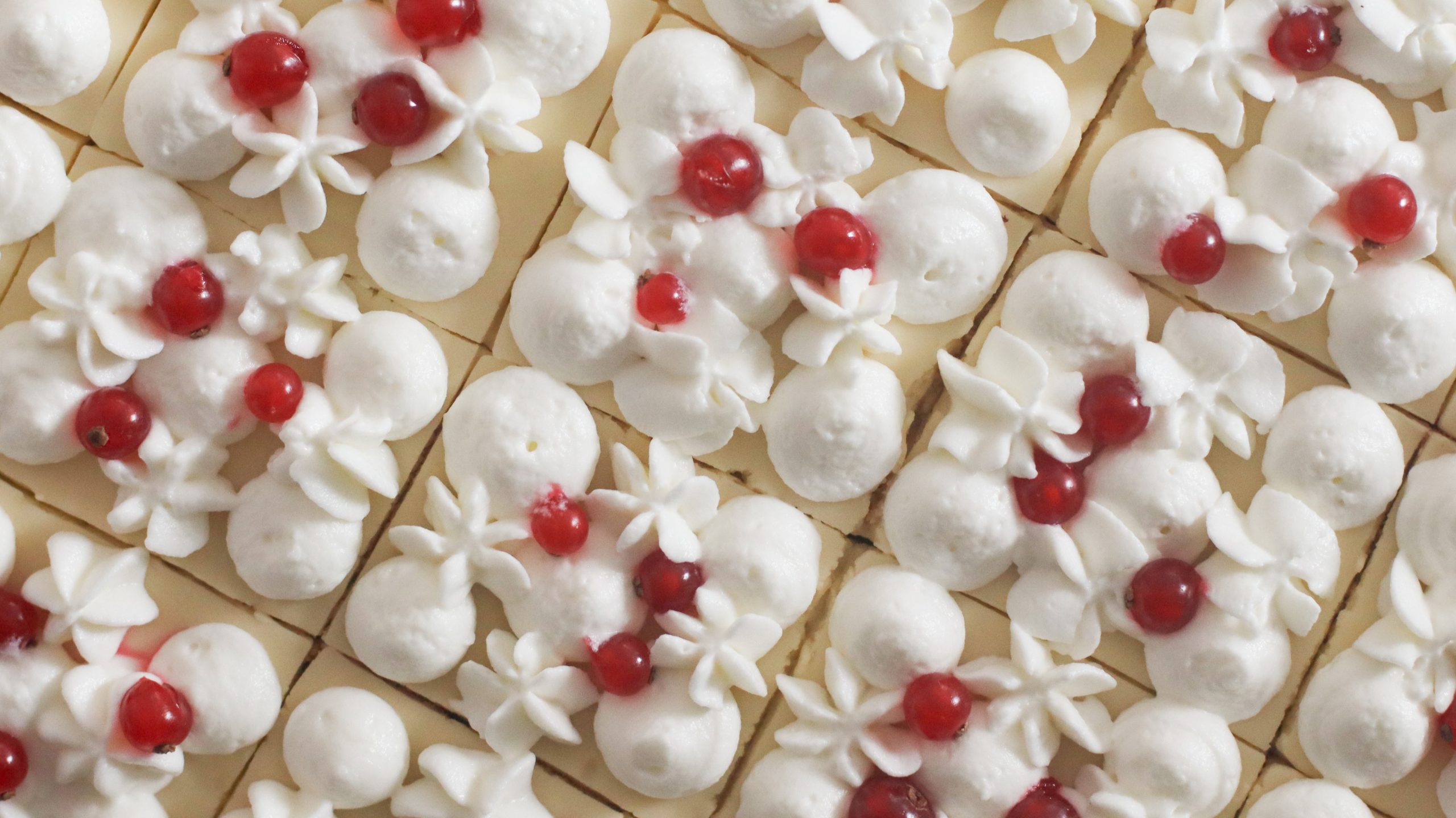 KOLAČ S VIŠNJAMA koji se ne peče (video)