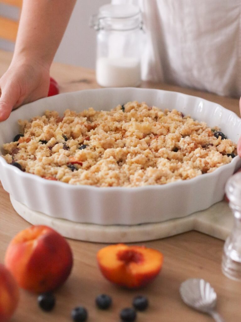 Crumble s breskvama, borovnicama i šljivama
