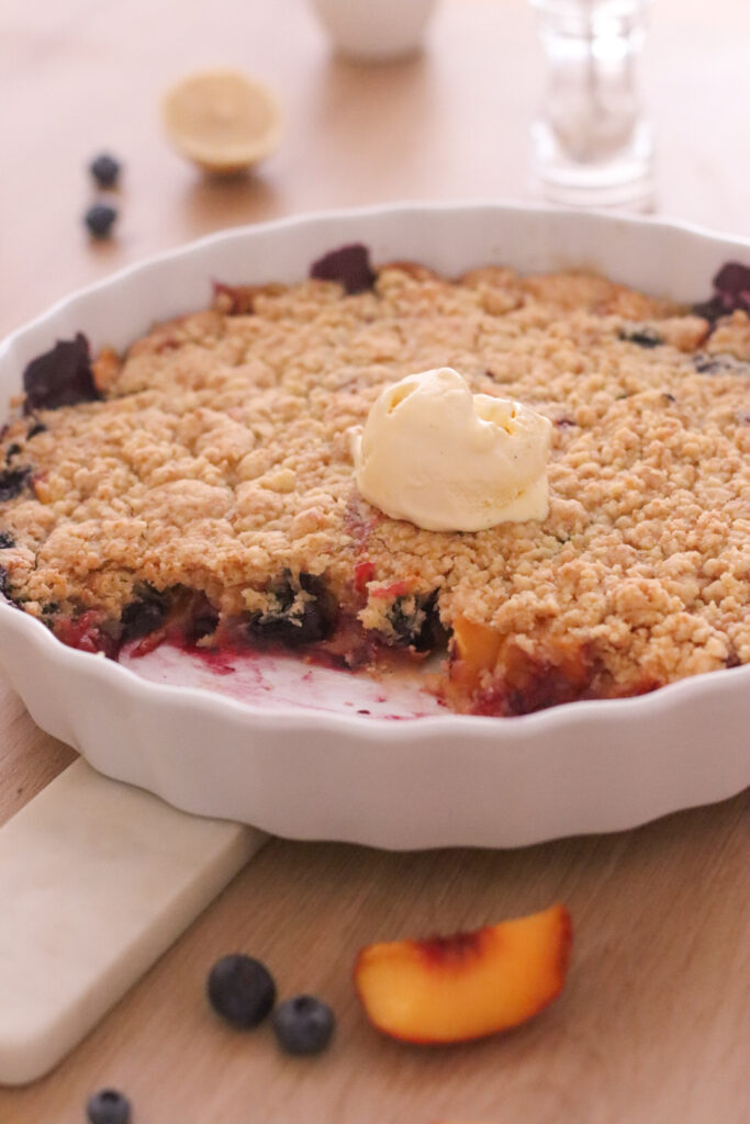 Crumble s breskvama, borovnicama i šljivama
