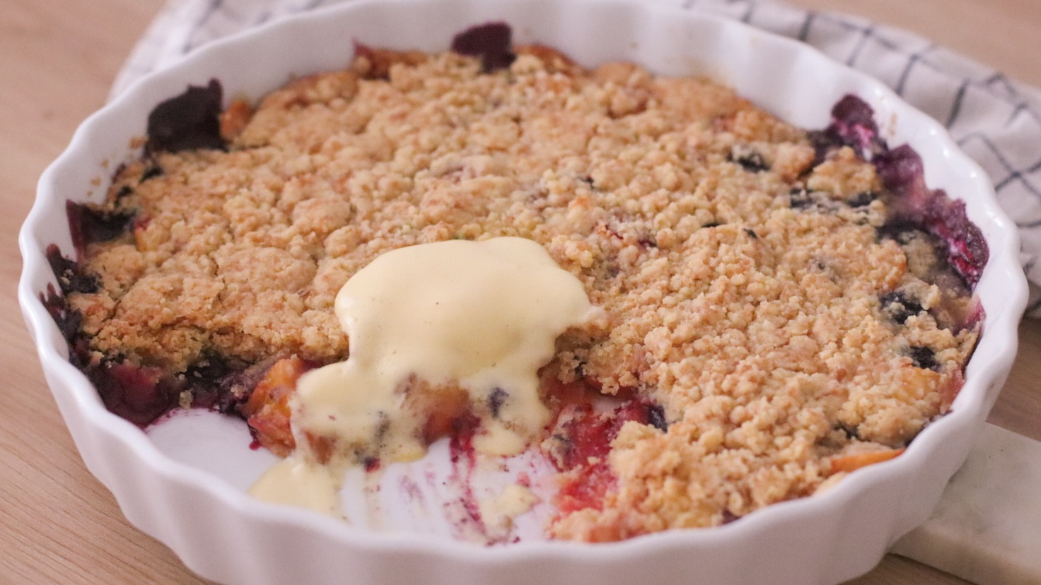 CRUMBLE S BRESKVAMA, BOROVNICAMA I ŠLJIVAMA (VIDEO)